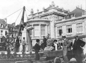 Mise en place du monument Meyerbeer dans les jardins du casino en 1912