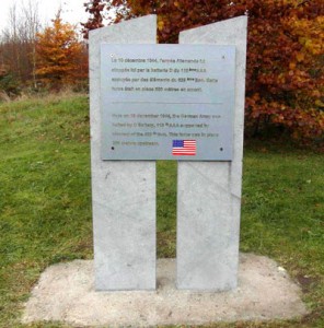 Stèle située le long de la route Spa-La Gleize, avant le village de Cour «Le 19/12 1944, l’armée allemande fut stoppée ici par la batterie D du 110e AAA appuyée par des éléments du 639e BON. Cette force était en place 200 mètres en amont » 