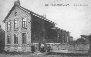 1912 : L’école communale de Tiège (carte postale)