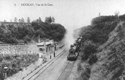 1913 : La halte de Hockai. La salle d’attente est située le  long du quai. La gare se trouve en haut de la rampe d’accès, elle comprend l’habitation du chef de station et le bâtiment des recettes (carte postale)