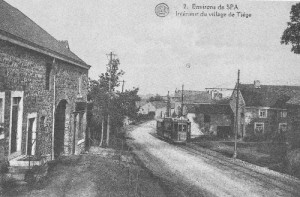 1920 : Le tram passe devant le magasin « Chez Célestine » situé dans la rue principale de Tiège