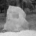 La stèle de l'arboretum en hommage à M Valière.