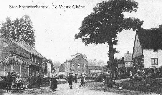 1900 : Au centre, l’école du village. A gauche, une des 6 bornes fontaines de Ster