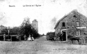 A l’avant-plan la Croix de Basse-Desnié et le café épicerie (carte postale)