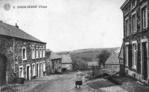 Basse-Desnié, à gauche l’ancienne ferme Lepièce (carte postale) (Fin du 19e siècle, cette famille possédait une grande partie des terres et des maisons de Basse-Desnié)