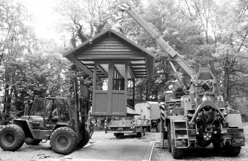 La première aubette est replacée sur son socle (2008).