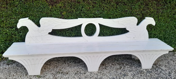  un ancien banc qui se trouve dans la cour du Musée de la ville d’Eaux