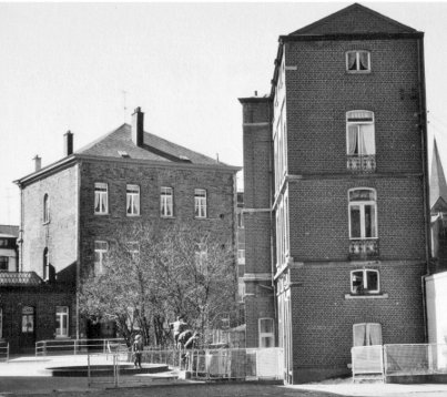 l’école du côté du bd des Anglais à gauche du garage PAQUAY. Au milieu de la photo, une annexe de l’ancien Hôtel de l’Europe dont l’entrée était située rue Entre-les-Ponts.