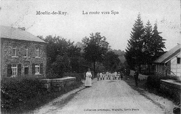 Carte postale : 1900 : à gauche le café-salle Georgin et à droite l’école catholique Saint-Eustache