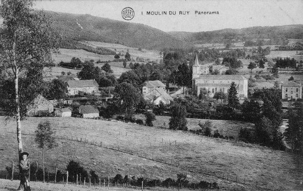 Carte postale : 1900 : le centre de Moulin-du-Ruy, à droite le presbytère construit vers 1890