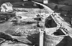 1891 : Construction du barrage du Wayai et du déversoir du futur lac de Warfaaz. A gauche, la maison appartenant aux enfants d’Auguste Bodeux-Rener  (photo collection Musées de la Ville d’eaux-Spa)