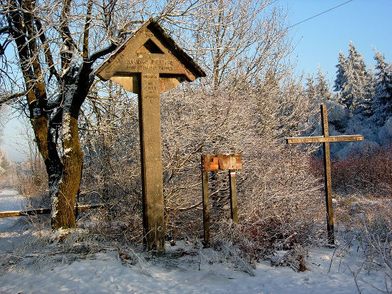 A gauche le Mémorial Maurice Pottier et à droite la croix de la Vèkée