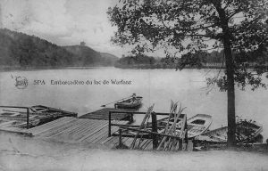 1920 : Le lac de Warfaaz et son embarcadère situé non loin du barrage, côté colline de Balmoral