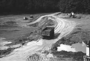 Juin 1979 : Travaux d’assainissement du lac de Warfaaz (photo collection Marcel Decerf) 130.000 m3 de boue et de vase ont été évacués par camions à Troisfontaines près de Tiège