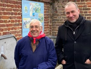 Marc-Renier  (à droite) devant les panneaux du lavoir