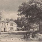 1833 : Lithographie de Théodore Fourmois : La fontaine de la  Sauvenière. A droite, derrière les personnes assises au bord de la route, le bâtiment communal (écurie et grange) portant le n°20 sur le plan Popp
