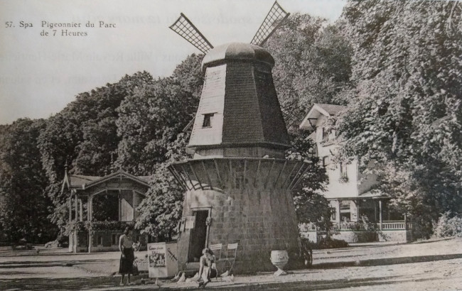 Carte postale : Le kiosque reconstruit en 1880, le pigeonnier construit entre 1919 et 1921 et le Chalet édifié en 1863 