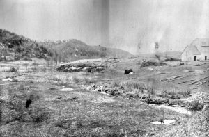 1891 : Site du lac de Warfaaz. Au centre, le lit du Wayai.  A droite, la maison appartenant aux enfants d’Auguste Bodeux-Rener, déjà visible sur la photo précédente  (photo collection Musées de la Ville d’eaux-Spa)