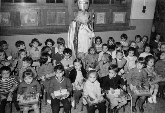 Saint Nicolas pose ici parmi les élèves de l'Athénée en décembre 1958. 